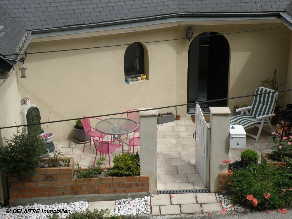 à vendre à rouen chu , cette Maison contemporaine avec terrasse et un  garage .   .elle offre une Entrée, une cuisine équipée, une grande réception, trois  chambres, une  salle de bains etv deux WC.