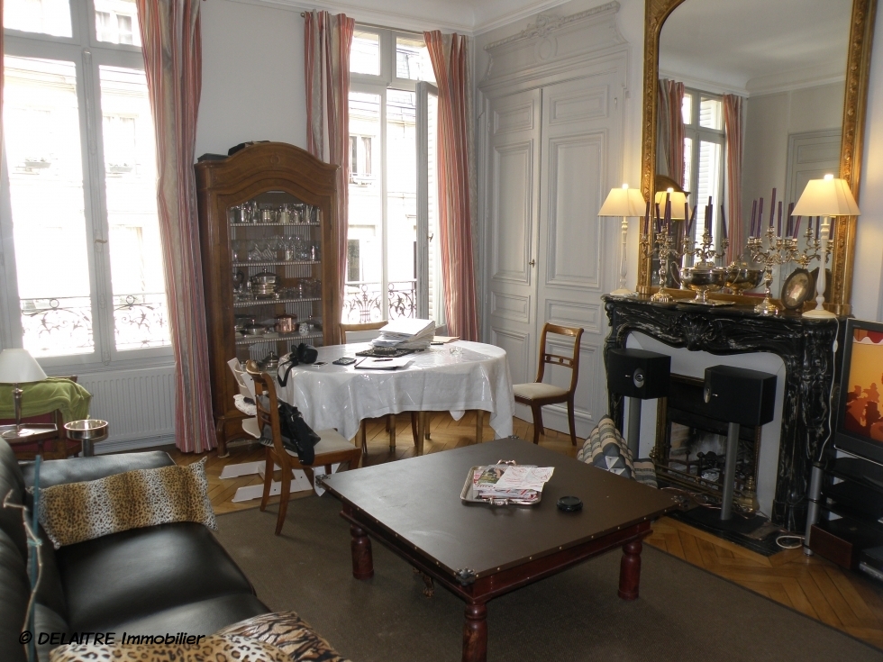 il y a vendre à  Rouen gare, un  appartement ancien  de 81m² avec une  cave.il  comprend une Entrée, une  grande réception avec cheminée, deux chambres, une cuisine équipée,une salle de bains.  son Chauffage est individuel au gaz.  les  Parquets et  moulures anciennes sont en Trés bon état.