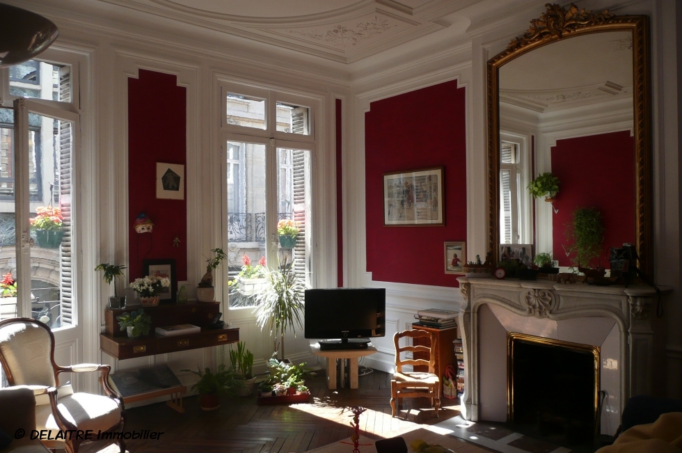 à vendre à rouen rive droite à coté de la gare , cette Maison ancienne  comprend:  une entrée,une  cuisine,un séjour, un salon avec cheminée, cinq chambres,un  bureau, un salle de bains, une salle de douches, une lingerie et son grenier peut être aménagé. les  Parquets, les  moulures et les  cheminées sont pésentent.  elle est à vendre 400000 €uros.