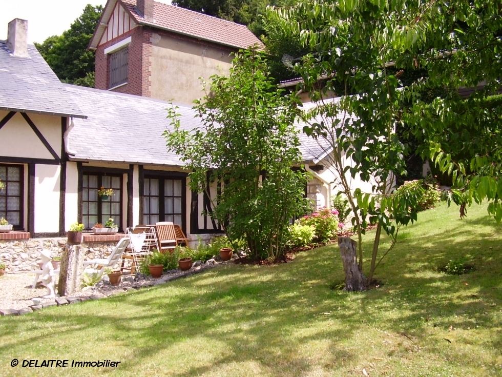 dans l'agence immobilière  de mont saint aingnan, il y a une Maison à vendre  avec un séjour  salon et une  cheminée, une cuisine, une salle de douches , un wc, un bureau,une chambre, un dressing.  il y a aussi une Grande dépendance pour agrandir .