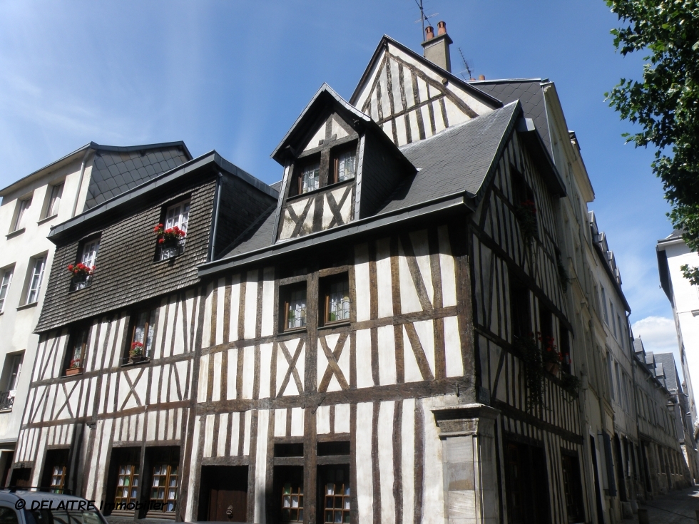 Exceptionnel , cette Maison ancienne  de 200 m²  est à vendre et elle comprend une entrée, un séjour salon avec cheminée,une cuisine équipée, cinq chambres, deux bureaux, trois  salles de douches, une  salle de bains, trois  wc et une  lingerie.   Sa Cave à vin  est très demandée  , elle dispose d'un  parking et est en Bon état.