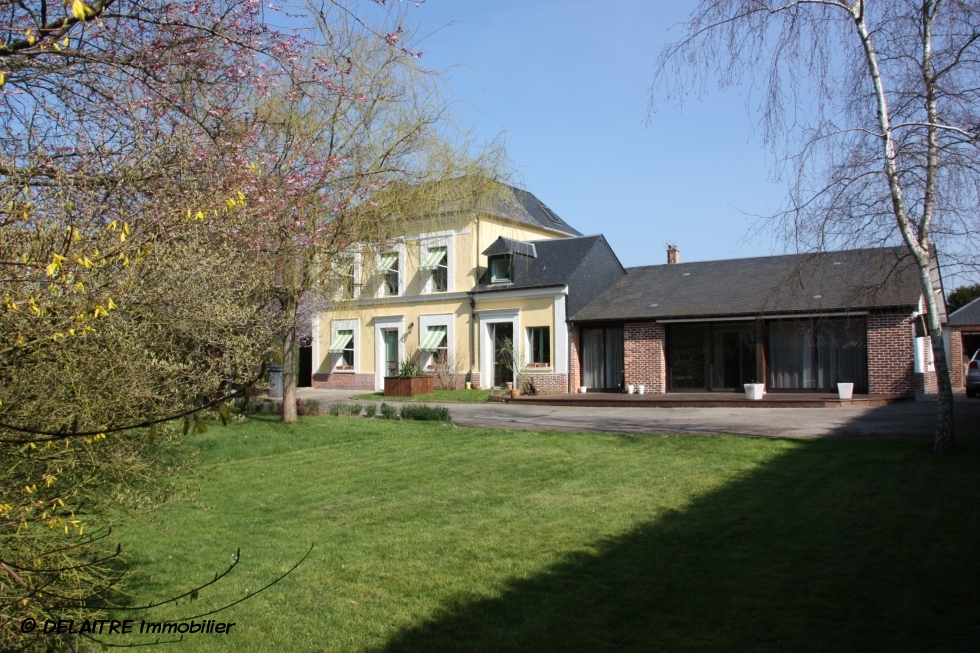 situé à BOIS-GUILLAUME , cette Originale propriété de 224m² sur 1200m² de terrain avec garage et  parkings est à vendre  et offre  une ntrée,  deux bureaux,  six chambres, un grand  séjour avec cheminée, une grande cuisine équipée avec un coin repas.  Son chauffage est au gaz. elle est Au calme, très lumineuse et en  bon état.  Son prix est de 469 000 €uros