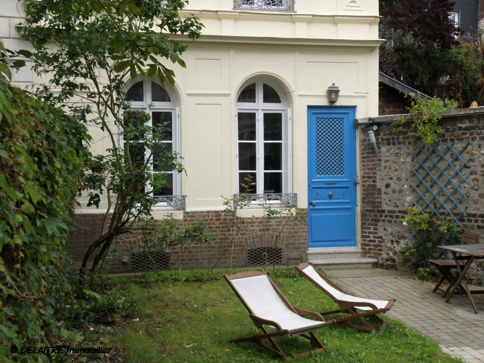 dans l'agence immobilière rouen gare, il, y a une  maison ancienne avec jardin, cave mesurant  120 m² habitables.   elle est organisée en un  Grand séjour, une  cuisine meublée, quatre chambres, un  bureau, une salle de bain, un salle de douche, deux  wc. son  Chauffage est  au gaz et elle est en Bon état.