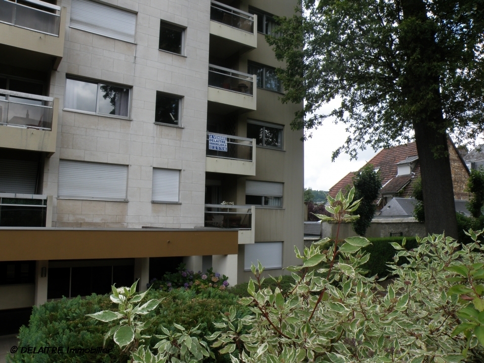 à Rouen gare, dans l'agence immobilière de rouen , il y a un  appartement de 86 m² avec une terrasse, un ascenceur et un  parking en sous à vendre . il y a une entrée, un séjour salon av terrasse,  une cuisine équipée, deux chambres, une salle de bains. il est calme en  bon état et bien exposé.